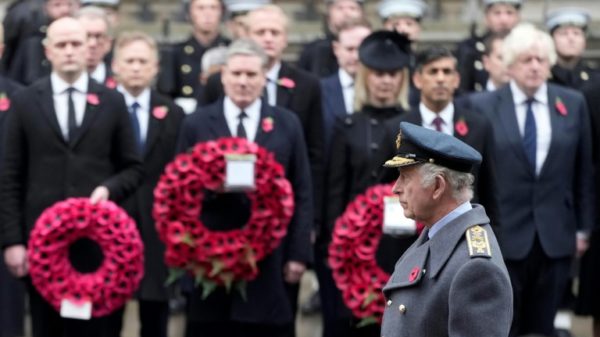 The king laid a wreath on the Cenotaph shortly after the nation fell silent at 11:00 am to honour its war dead